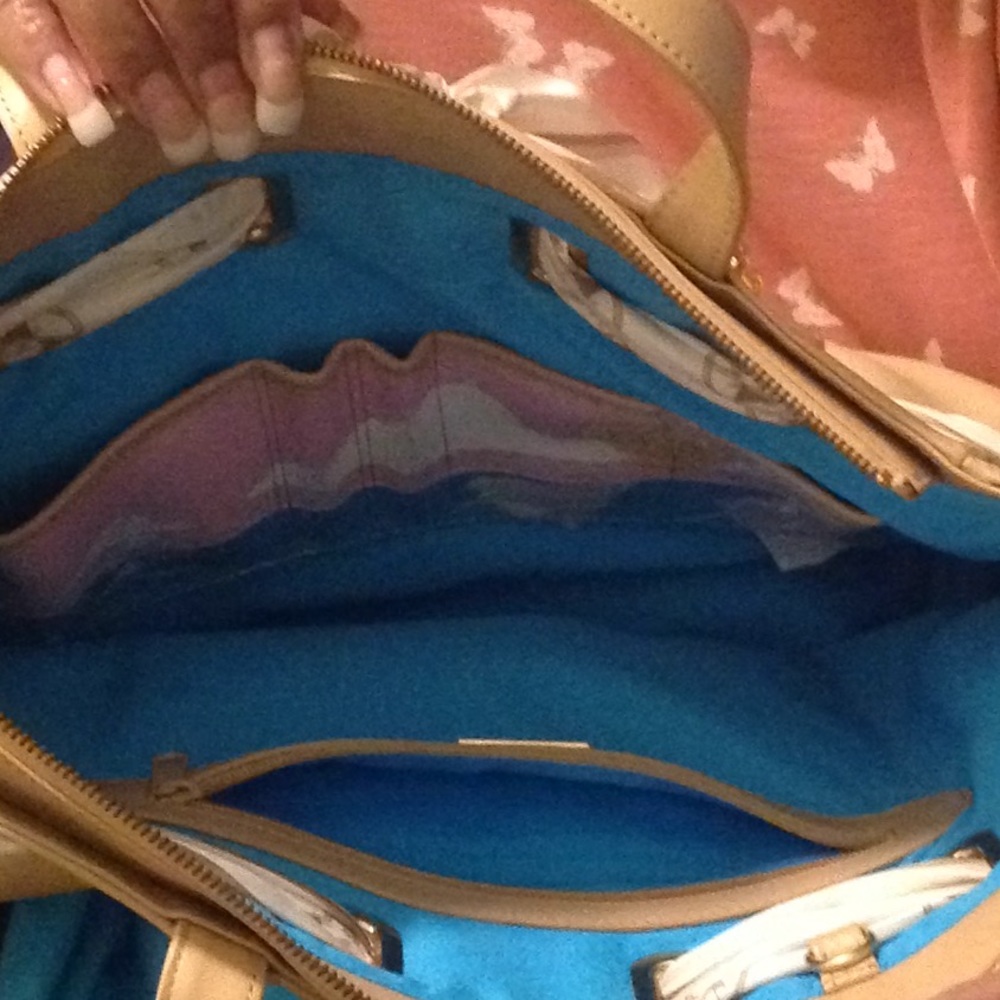 Spacious Tote - Picture 3 of 4